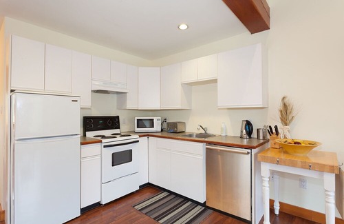 Pemberton Apartamento | Pemberton Valley 1 bedroom suite WIFI parking walk to Village Mount Currie views