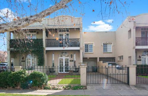 Wagga Wagga Casa | Pembroke - CBD, Elegant & Character Filled Stay