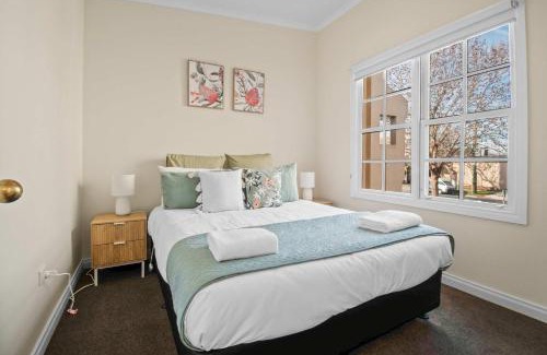 Wagga Wagga Casa | Pembroke - CBD, Elegant & Character Filled Stay