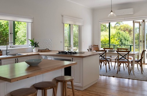 Daylesford Cabaña | Pembroke Cottage- modern comforts and scenic views