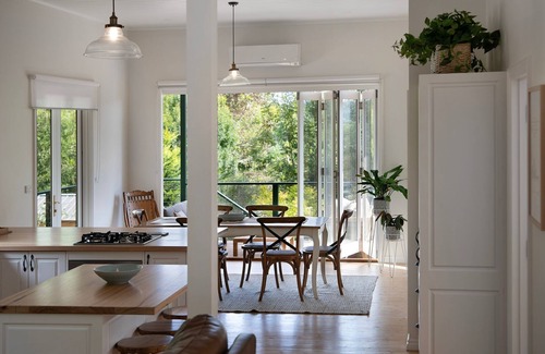 Daylesford Cabaña | Pembroke Cottage- modern comforts and scenic views