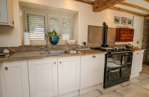 Brecon Cabaña | PEN BONT HOME FARM, pet friendly, with open fire in Builth Wells