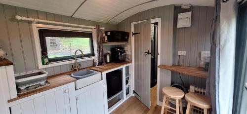 Tirabad Otro | pen-rhos luxury glamping "The Hare Hut"