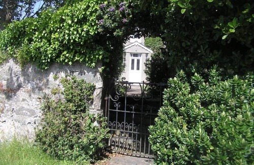 Cylch-Y-Garn Cabaña | Pen y Graig - Front Wing, Church Bay, sea views, 500m to beach.