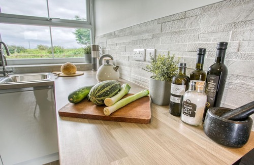Llanfaelog Cabaña | Pen Y Parc Rhosneigr - a coastal that sleeps 4 guests in 2 bedrooms