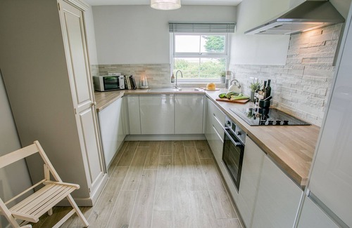 Llanfaelog Cabaña | Pen Y Parc Rhosneigr - a coastal that sleeps 4 guests in 2 bedrooms