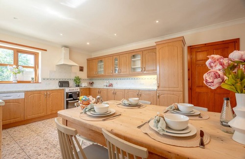 Fence Casa | Pendle View Gatehouse – Lakeside Stay in the Ribble Valley