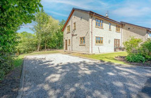 Fence Casa | Pendle View Gatehouse Lakeside Stay
