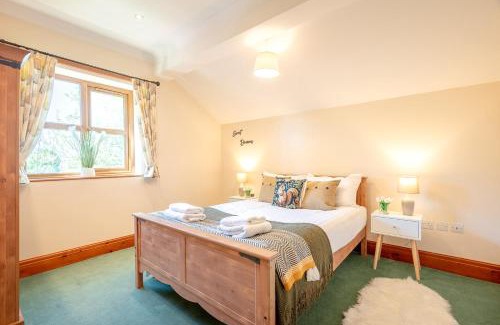 Fence Casa | Pendle View Gatehouse Lakeside Stay
