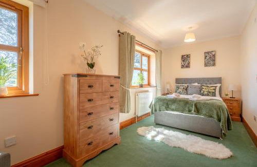 Fence Casa | Pendle View Gatehouse Lakeside Stay
