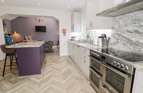 Llanrwst Cabaña | PENGWERN, pet friendly, with hot tub in Llanrwst