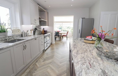 Llanrwst Cabaña | PENGWERN, pet friendly, with hot tub in Llanrwst