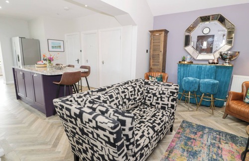 Llanrwst Cabaña | PENGWERN, pet friendly, with hot tub in Llanrwst