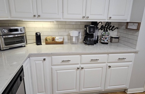 Austin Casa | PENION ON THE HILL - SPACIOUS YARD FOR KIDS /ADULTS!!! JACUZZI SPA for 7!!!