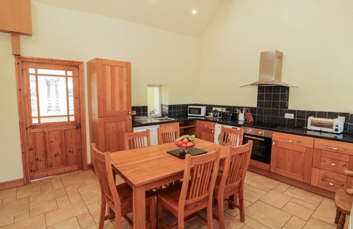 Newborough Cabaña | PENLLYN, pet friendly, with open fire in Newborough