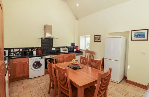 Newborough Cabaña | PENLLYN, pet friendly, with open fire in Newborough