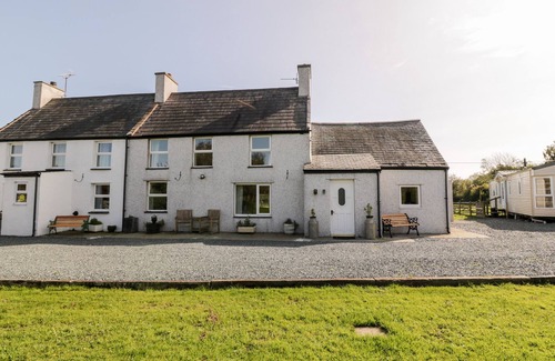 Newborough Cabaña | PENLLYN, pet friendly, with open fire in Newborough