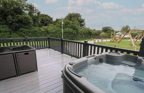 Fowey Cabina | PENMARLAM LODGE RETREAT 13, pet friendly, with hot tub in Bodinnick