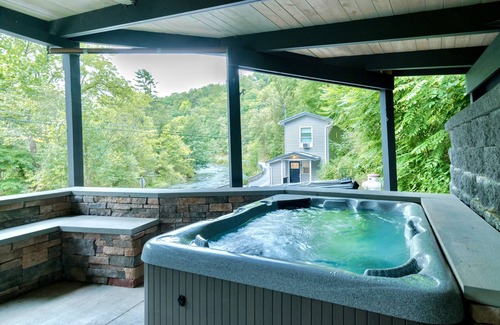 Bellefonte Cabaña | PENN STATE Country Creek Cottage w/ Hot Tub - ON Spring Creek and 7 miles to PSU