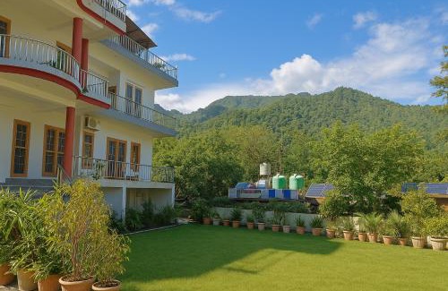 Tapovan Apartamento | Pennylane Hotel - Aesthetic Mountain View Rooms With Tropical Garden, Netflix, Pottery Studio, Free Airport Pickup for 7 or more nights stay, 2 minute walk to ganga river in tapovan