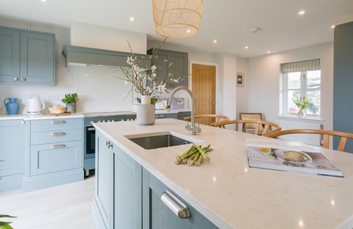 Ty Croes Cabaña | Penrhyn Isa Un - an on the beach that sleeps 6 guests in 3 bedrooms