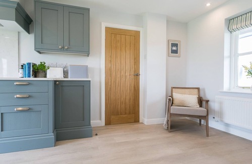 Ty Croes Cabaña | Penrhyn Isa Un - an on the beach that sleeps 6 guests in 3 bedrooms