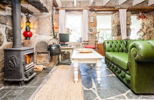 Sennen Cove Cabaña | Penrose, Beach Cottage, Sea Views, Garden & Patio