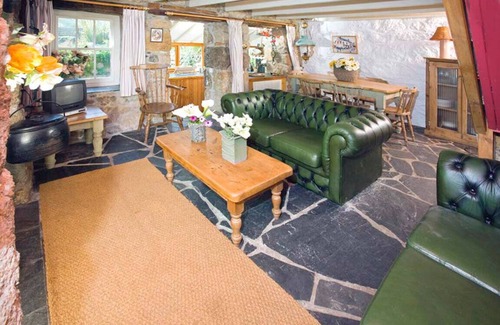 Sennen Cove Cabaña | Penrose, Beach Cottage, Sea Views, Garden & Patio