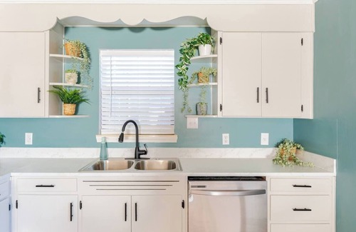 Southeast Pensacola Cabaña | Pensacola Cottage - King Bed - Mins. from Beaches & Downtown - Pet Friendly