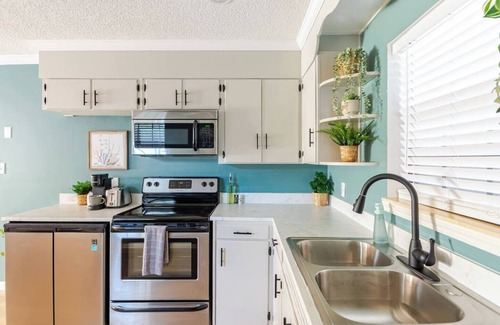 Southeast Pensacola Cabaña | Pensacola Cottage - King Bed - Mins. from Beaches & Downtown - Pet Friendly