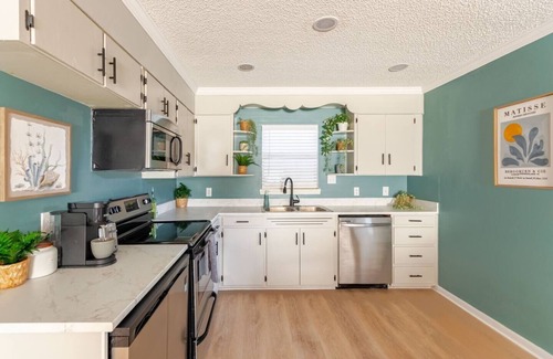 Southeast Pensacola Cabaña | Pensacola Cottage - King Bed - Mins. from Beaches & Downtown - Pet Friendly