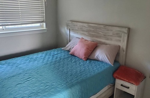 West Pensacola Casa | Pensacola Home 3 BR & 2 BA & Ping Pong table, kitchen & laundry, yard for Pets.