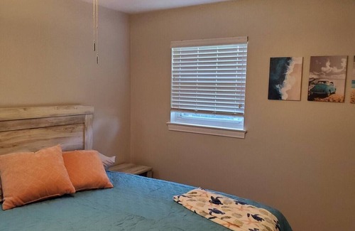 West Pensacola Casa | Pensacola Home 3 BR & 2 BA & Ping Pong table, kitchen & laundry, yard for Pets.