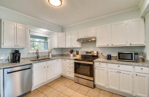 Siguenza Cove Casa | Pensacola Townhome with Shared Yard about 3 Mi to Gulf!