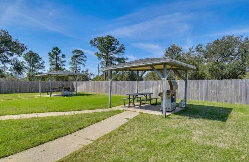 Siguenza Cove Casa | Pensacola Townhome with Shared Yard about 3 Mi to Gulf!
