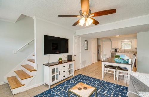 Siguenza Cove Casa | Pensacola Townhome with Shared Yard about 3 Mi to Gulf!