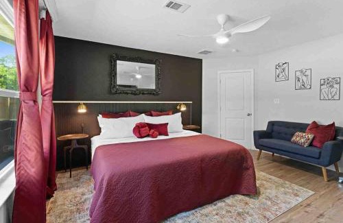 Pensacola Apartamento | Pensacola Whimsy Hideaway: Quirky Apartment Near NAS