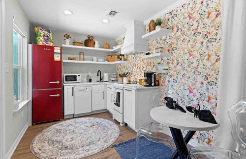 Pensacola Apartamento | Pensacola Whimsy Hideaway: Quirky Apartment Near NAS