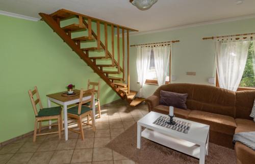 Burg-Dorf Apartamento | Pension Lukask