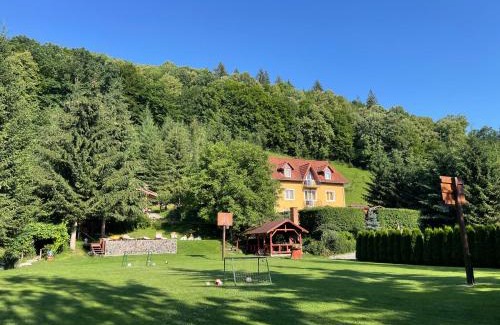 Sub Cetate Casa | Pensiunea Hétvezér Panzió