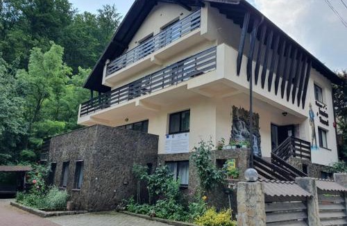 Calimanesti Casa | Pensiunea Iasmina si Pescarul