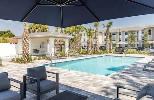 Greenacres Apartamento | 'penta' at Aviara Green - Modern Apartment & Pool