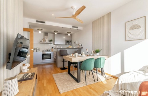 Cornella de Llobregat Apartamento | Penthouse with Private Terrace & Pool Access