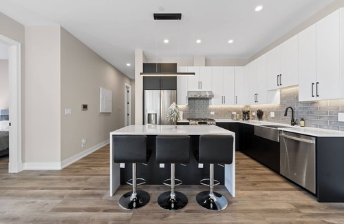 Lower West Side Apartamento | Penthouse 3bd/2ba New Chicago Condo w/Balcony