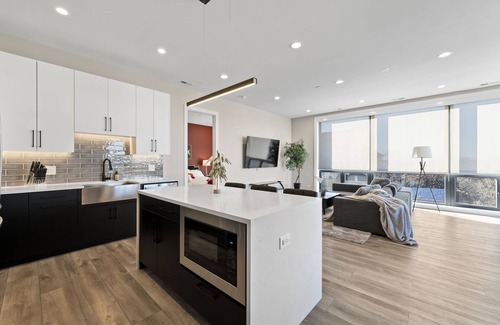 Lower West Side Apartamento | Penthouse 3bd/2ba New Chicago Condo w/Balcony