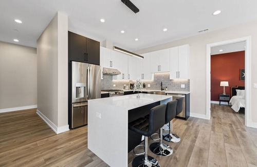 Lower West Side Apartamento | Penthouse 3bd/2ba New Chicago Condo w/Balcony