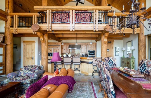 Saddle Ridge Cabina | Penthouse 4 (3-Bedroom) with Mountain view by Moonlight Basin Lodging