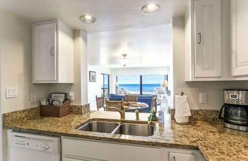 Amelia City Condominio | Inmaculado, actualizado condominio de lujo frente al mar!