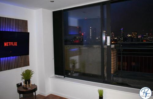 Bordesley Apartamento | Penthouse - Amazing City Skyline Views - Balcony - FREE extra 2 hours - FREE Parking - Utilita Arena - Bullring Shopping - New St Station- Super King Size Bed