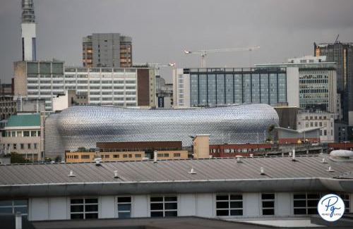 Bordesley Apartamento | Penthouse - Amazing City Skyline Views - Balcony - FREE extra 2 hours - FREE Parking - Utilita Arena - Bullring Shopping - New St Station- Super King Size Bed